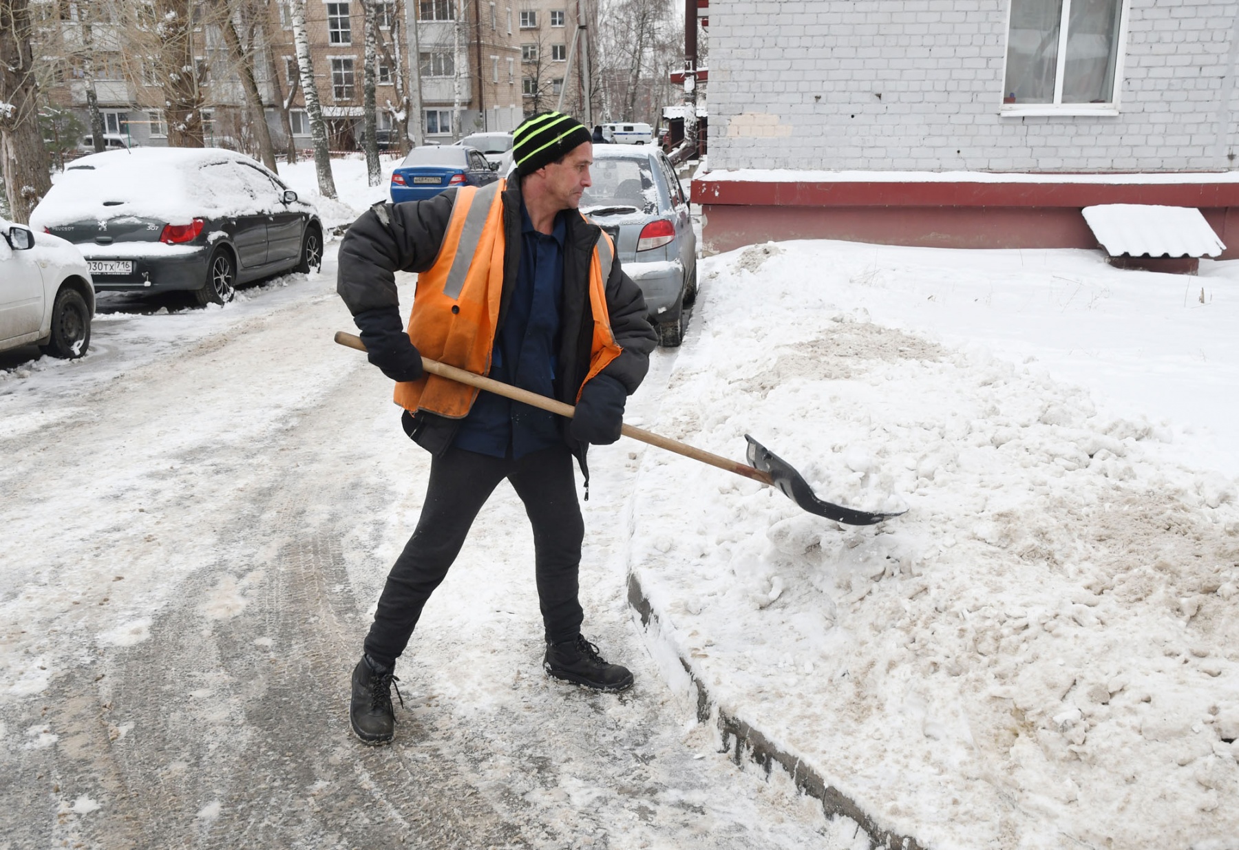 Уборка снега вручную в Минске и Минской области